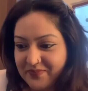 Beautiful Bhabhi Showing Boobs to Boyfriend