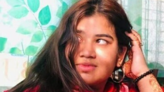 Chubby Girl Pressing Boobs Fingering Meaty Pussy