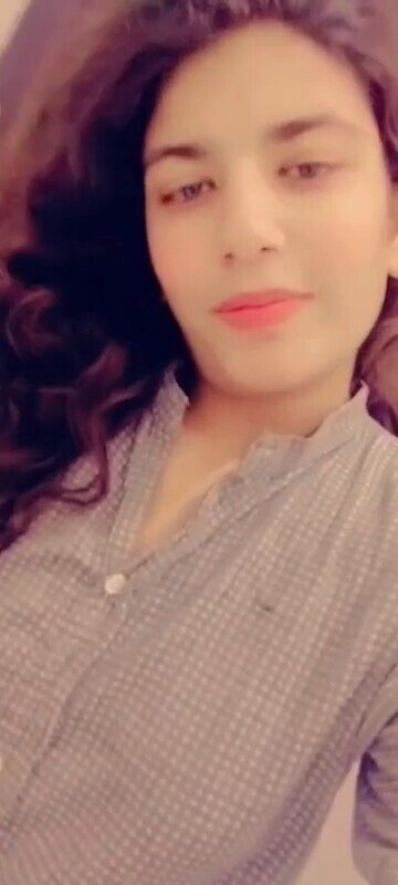 Pakistani Girl Showing her Tiddies