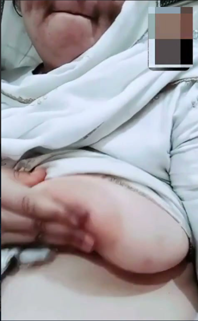 Mature Muslim aunty pressing her nipple show on vc